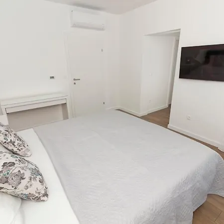 Abelia Villa Pirovac