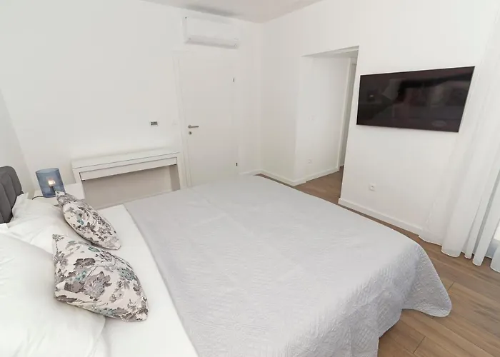 Abelia Villa Pirovac